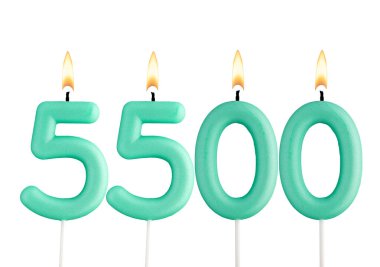 5500 sayısını oluşturan yeşil mumlar - görüntüleme, görüntüleme veya takipçi sayısı.