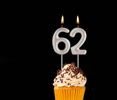62 numara mumlar - Siyah arkaplanda doğum günü pastası.