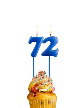 72 numaralı mum - Beyaz arka planda mavi doğum günü.