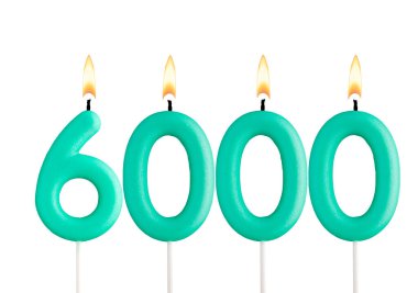 6000 sayısını oluşturan mumlar - beyaz arkaplan