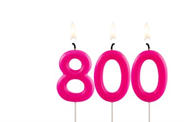 800 sayısını oluşturan pembe mumlar - görüntüleme, görüntüleme veya takipçi sayısı.