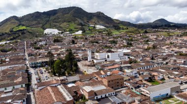 Sonson, Antioquia, Kolombiya. 5 Ekim 2024. Medellin şehrinden 115,2 km uzaklıktaki belediye insansız hava aracı ile hava fotoğrafçılığı.