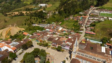 Caramanta, Antioquia, Kolombiya. 27 Ekim 2024. Güneybatıda bulunan belediyenin insansız hava aracı ile hava görüntüsü.