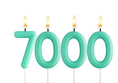 7000 sayısını oluşturan mumlar - beyaz arkaplan