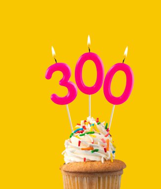 300 sayısını oluşturan mumlar - Sarı arkaplan