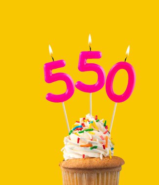 550 sayısını oluşturan pembe mumlar - görüntüleme, görüntüleme veya takipçi sayısı.