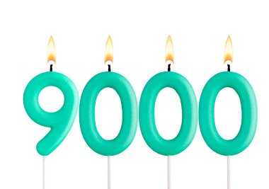 9000 sayısını oluşturan mumlar - beyaz arkaplan