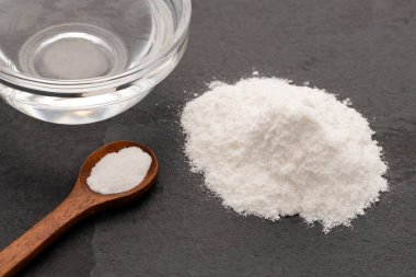 Sirkeyle karıştırmak için kaşıkta kabartma tozu..