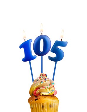Mavi numara 105 mum - Beyaz arkaplanda doğum günü kartı.