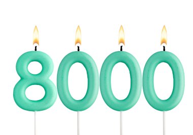 8000 sayısını oluşturan mumlar - beyaz arkaplan