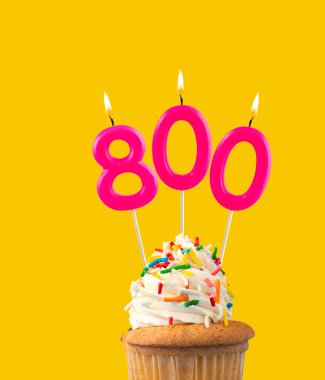 800 sayısını oluşturan mumlar - Sarı arkaplan