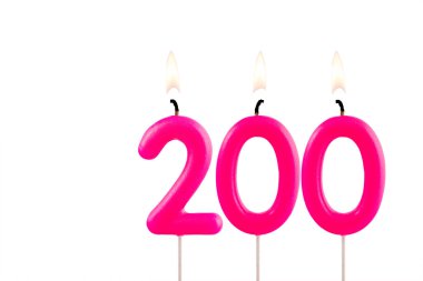200 sayısını oluşturan pembe mumlar - İzleme, izleme ya da takipçi sayısı.