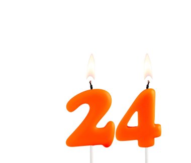 Beyaz arkaplanda turuncu doğum günü mumu - 24 numara