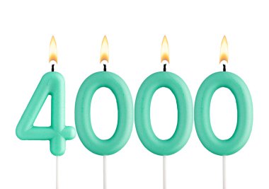 4000 sayısını oluşturan mumlar - beyaz arkaplan