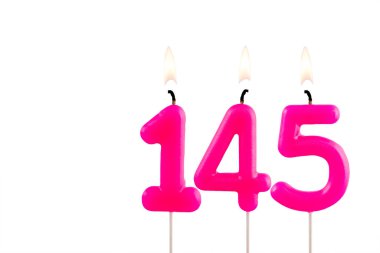Beyaz arkaplanda 145 numaralı pembe doğum günü mumu.