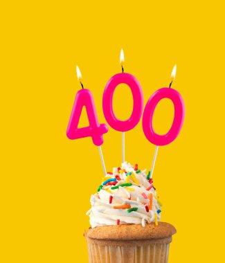 400 sayısını oluşturan mumlar - Sarı arkaplan