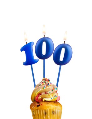 100 numara şeklindeki mum - Beyaz arkaplanda mavi doğum günü.