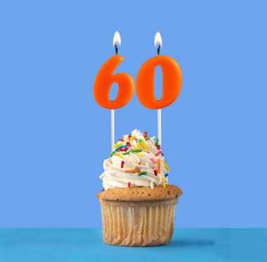 Turuncu mum numarası 60 - Mavi arkaplanda doğum günü keki