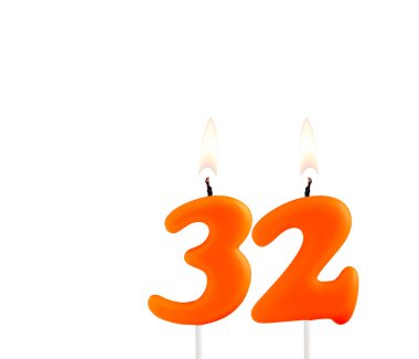 Beyaz arkaplanda turuncu doğum günü mumu - 32 numara