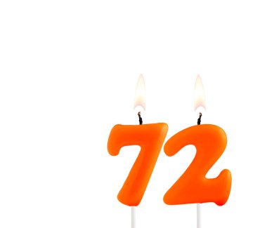 Beyaz arka planda turuncu doğum günü mumu - 72 numara
