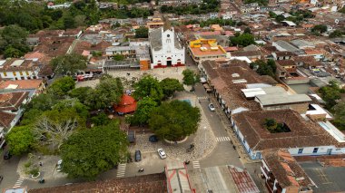 Valparaiso, Antioquia, Kolombiya. 27 Ekim 2024. Güneybatıda bulunan belediyenin insansız hava aracı ile hava görüntüsü.