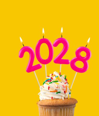 2028 yılının başarıları - Mumlar sayılar şeklinde yanar
