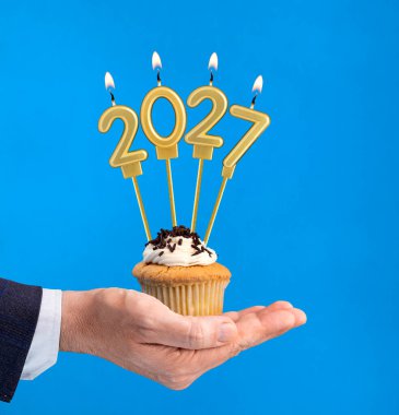 Mutlu yıllar 2027 - Mumlar yanan numaralar şeklinde