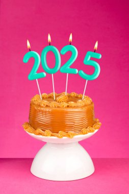 Yeni yıl için başarılar 2025 - Yanık sayılar şeklinde mumlar