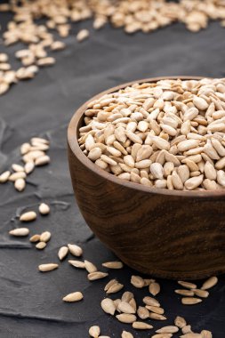 Kabuklu ve kurutulmuş ayçiçeği tohumları - Helianthus annuus.