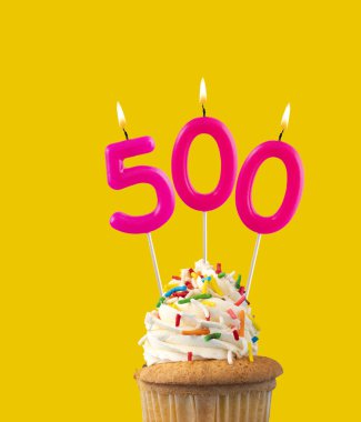 Mumlar 500 sayısını oluşturuyor - Sarı arkaplan