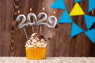 Yeni yıl kutlamaları için 2029 numaralı mumlar ahşap arka planda.