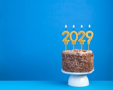 Mutlu yıllar 2029 mavi arka plandaki pasta üzerine