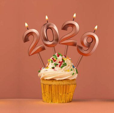 Mutlu yıllar 2029 Yanan numaralar şeklinde mumlar