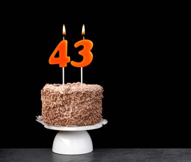 43 numaralı mumlu doğum günü pastası - siyah arkaplanda yıldönümü kartı