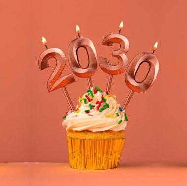 Yeni yıl arifesi kutlamaları için 2030 numaralı mumlar.