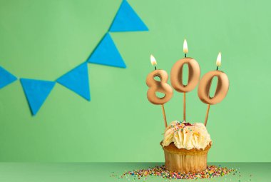 800 sayısını oluşturan mumlar - yeşil arkaplan