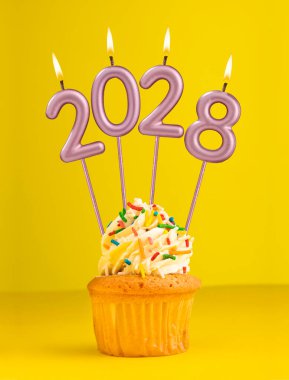 Mutlu yıllar 2028 - Mumlar yanan numaralar şeklinde