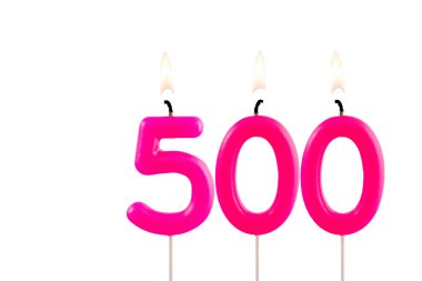 Pembe mumlar 500 sayısını oluşturuyor - İzleme, izleme ya da takipçi sayısı.