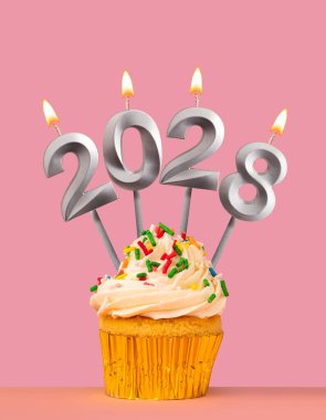 Mutlu yıllar 2028 - Mumlar yanan numaralar şeklinde