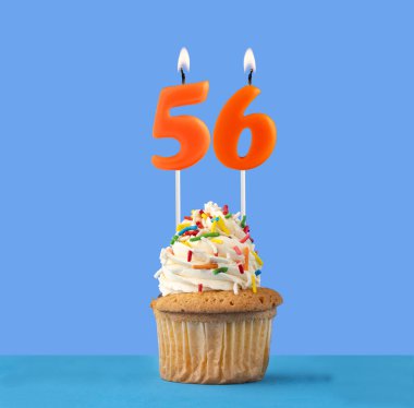 56 numaralı turuncu mum - mavi arkaplanda doğum günü keki