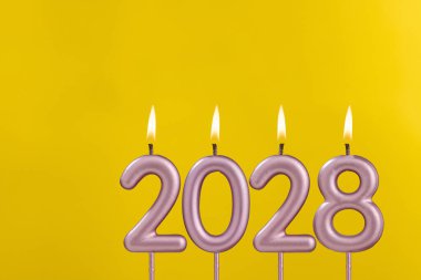 Mutlu yıllar 2028 - Mumlar yanan numaralar şeklinde