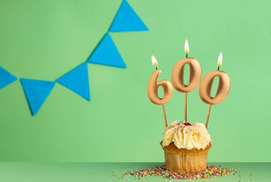 600 sayısını oluşturan mumlar - yeşil arkaplan