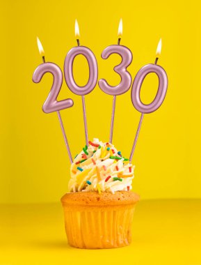 Mutlu yıllar 2030 - Mumlar yanan numaralar şeklinde