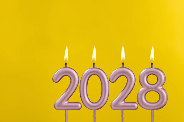 С Новым 2028 годом - свечи в виде зажженных номеров