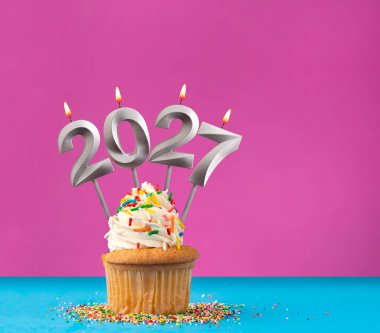 Mutlu yıllar 2027 - Mumlar yanan numaralar şeklinde