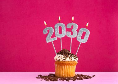 Mutlu yıllar 2030 - Mumlar yanan numaralar şeklinde