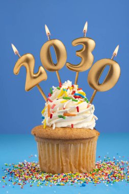 Mutlu yıllar 2030 - Mavi arka planda yanan sayılar şeklinde mumlar