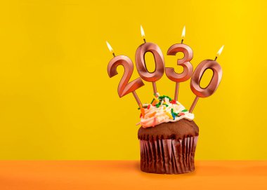 Mutlu yıllar için 2030 numaralı mumlar - Sarı arka planda yeni yıl arifesi kutlaması