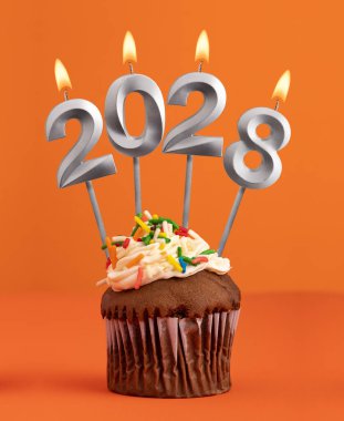 Yeni yıl kutlamaları için 2028 numaralı mumlar.