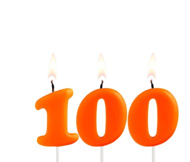 Beyaz arkaplanda turuncu doğum günü mumu - 100 numara